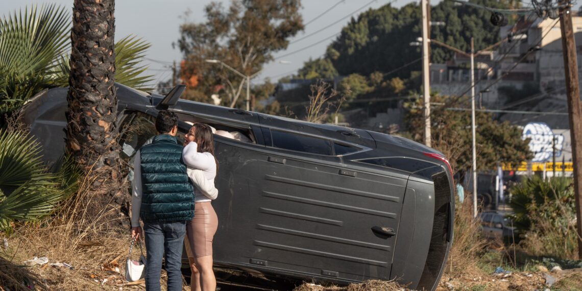 Pareja choca dos autos y vuelca; iban tomados