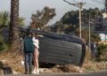 Pareja choca dos autos y vuelca; iban tomados