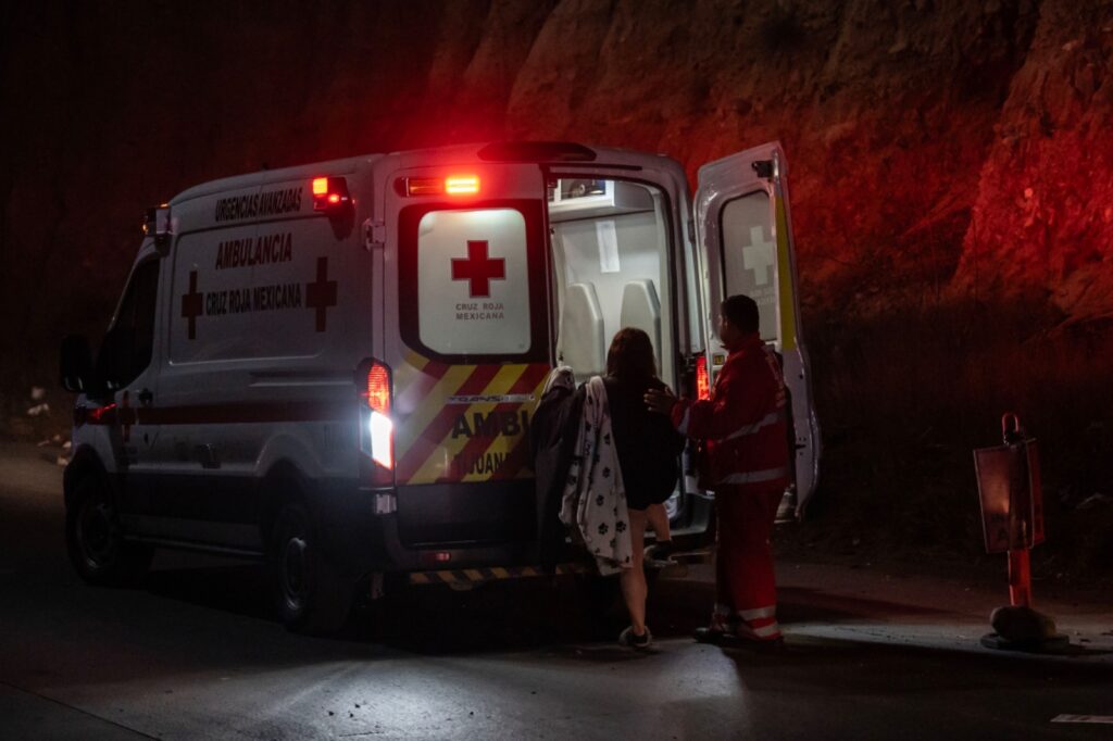 Jóvenes vuelcan en la carretera a Playas