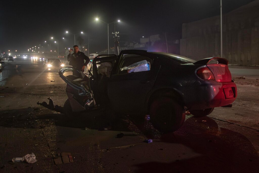 Auto termina destrozado tras impactarse con un muro en el bulevar 2000