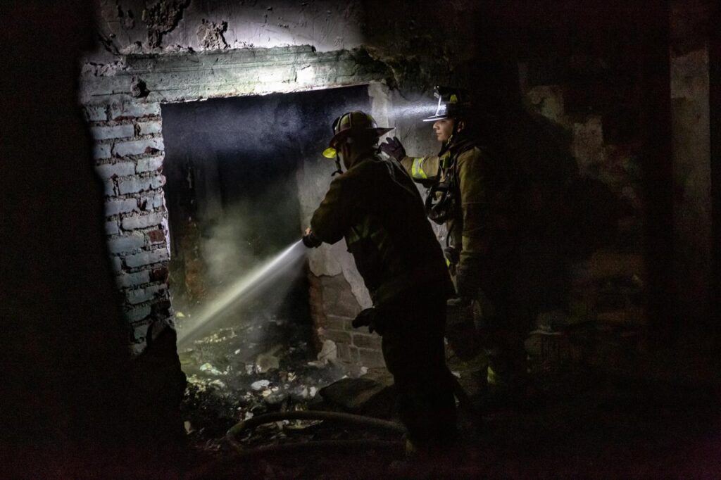 Por frío provocan incendio de un lote baldío