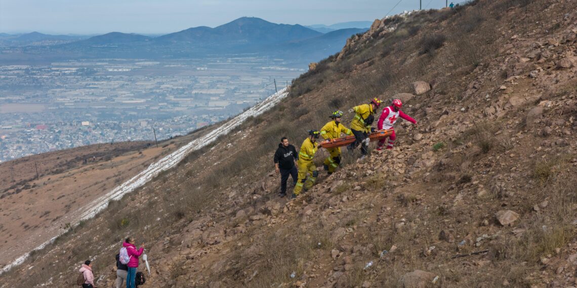 Bomberos rescatan a mujer que practicaba senderismo en el Cerro Colorado