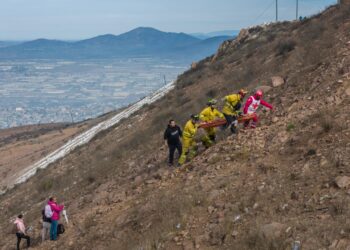 Bomberos rescatan a mujer que practicaba senderismo en el Cerro Colorado