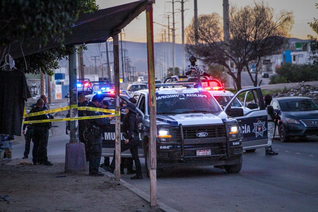 Llega a casa a buscar a una persona y encuentra un muerto y una lesionada