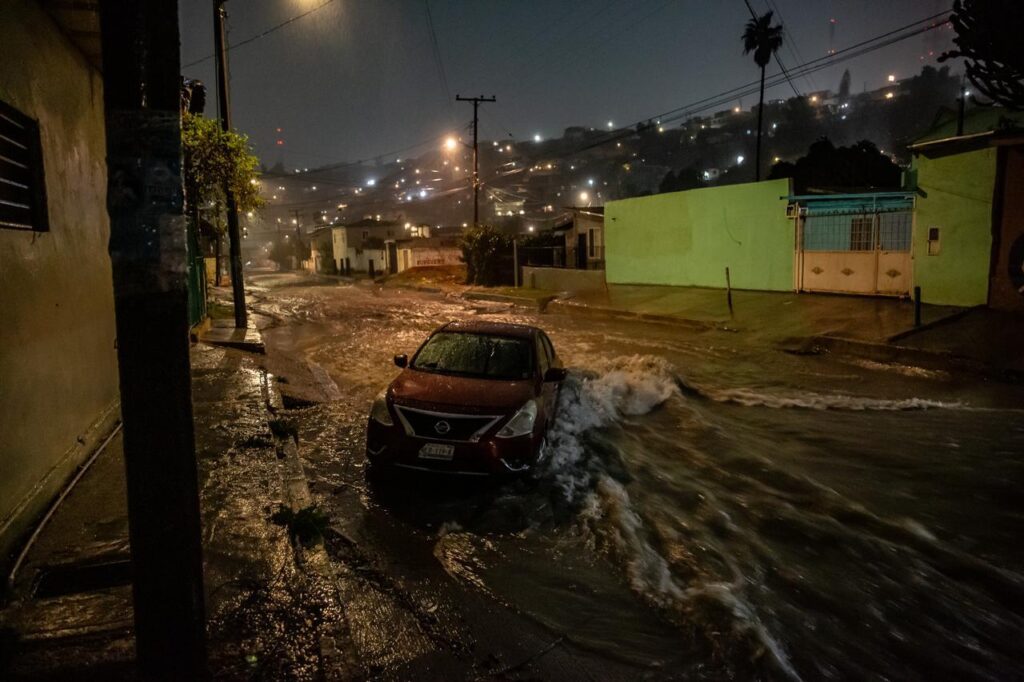 Corriente de agua arrastra a un vehículo de UBER