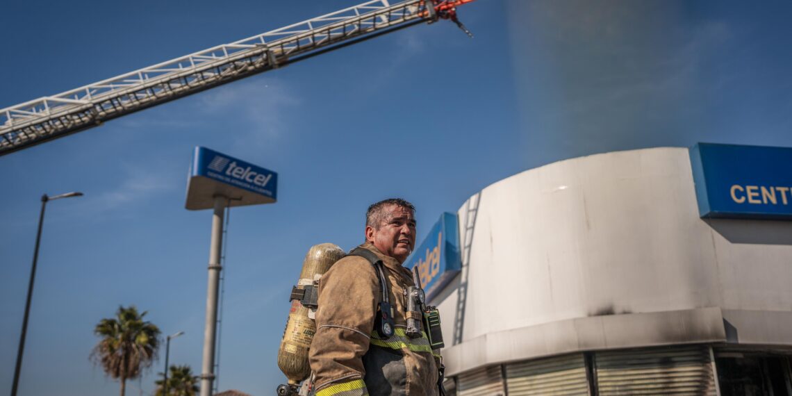 Incendio en tienda de Telcel de Macroplaza deja daños parciales en el taller