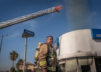 Incendio en tienda de Telcel de Macroplaza deja daños parciales en el taller