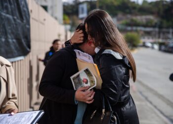 Madres denuncian retención irregular de sus hijos en el Hospital Materno Infantil 