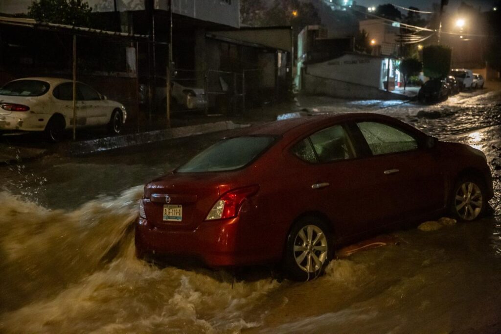 Corriente de agua arrastra a un vehículo de UBER