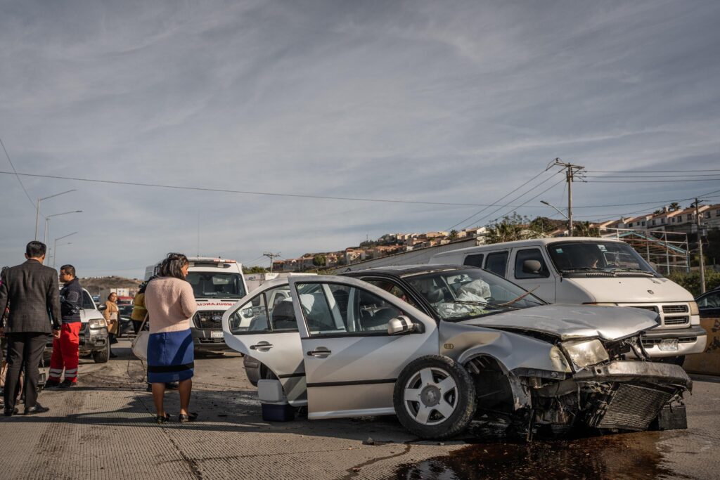 Familia sufre accidente automovilístico sobre carretera libre Tijuana-Rosarito