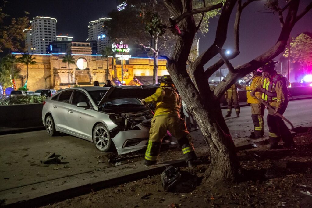 Auto se impacta con un árbol en el camellón central de la Ready Lane