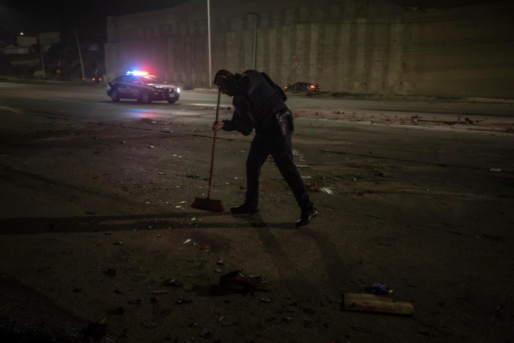 Auto termina destrozado tras impactarse con un muro en el bulevar 2000