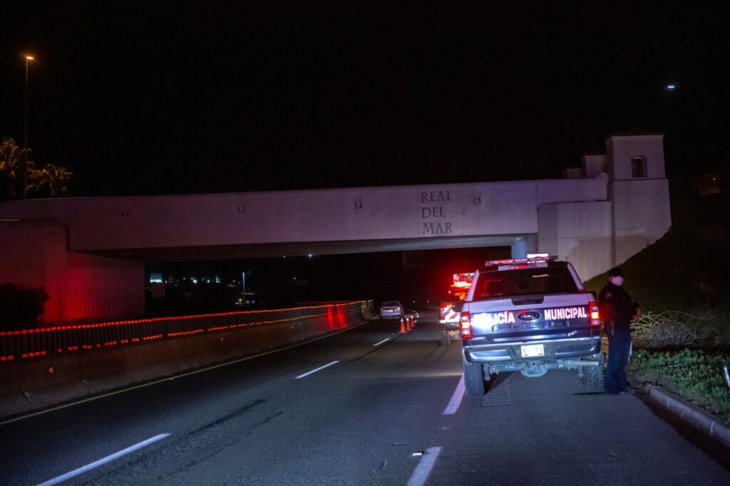 Atacan a policías de Rosarito, agresores huyen, vuelcan y mueren carbonizados