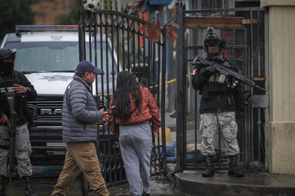 Acribillan a un hombre en la caseta de entrada de su privada