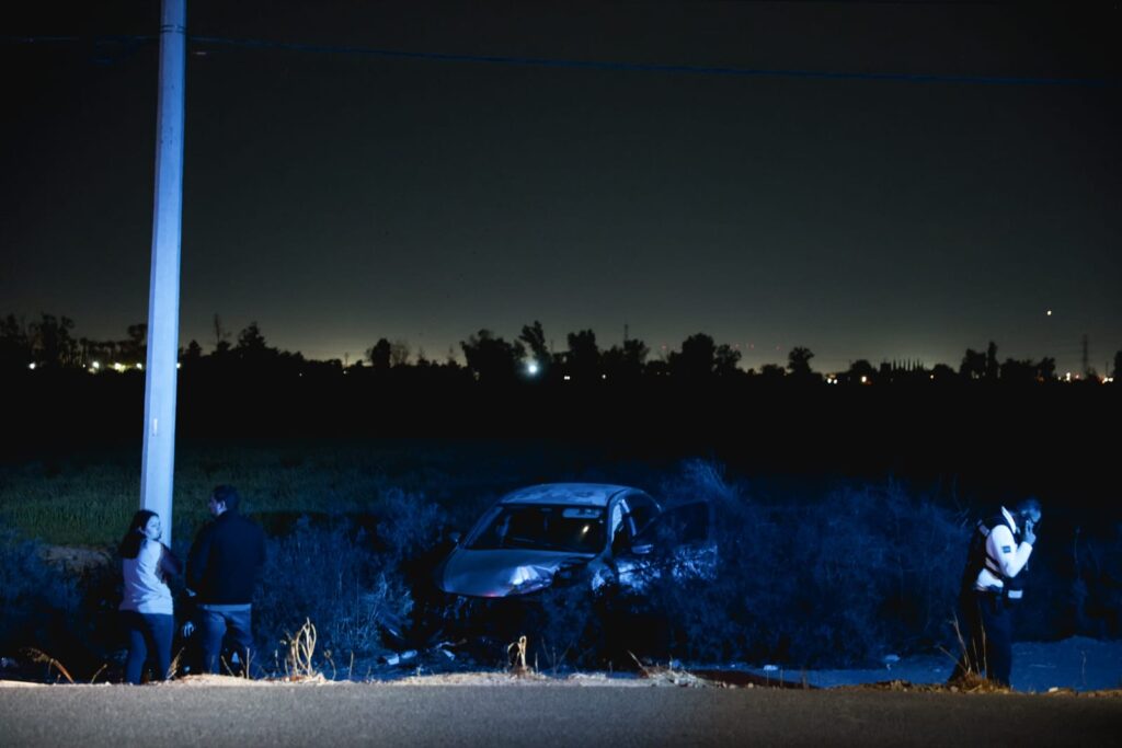 Choque vehicular termina en volcadura sobre la carretera Abasolo