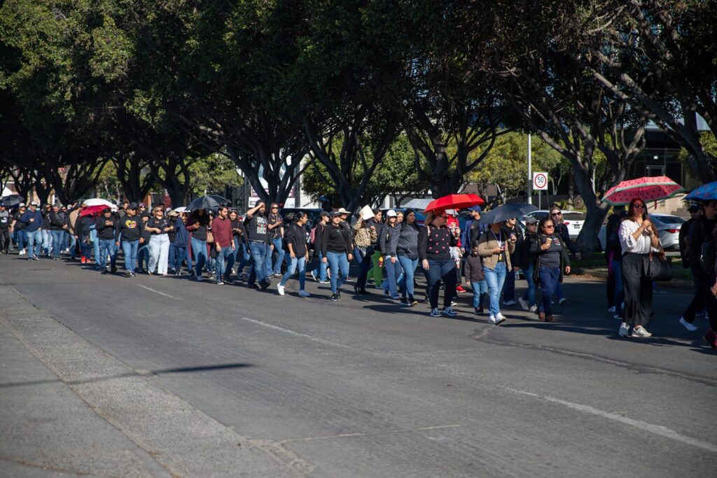 Maestros se manifiestan en contra de la reforma del ISSSTE