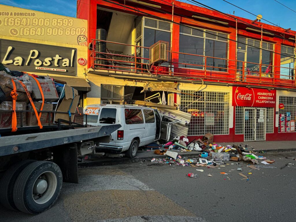 Conductor sufre percance de salud y se estrella contra local comercial