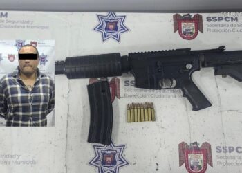 Detienen a sujeto en posesión de un fusil de asalto y vehículo robado