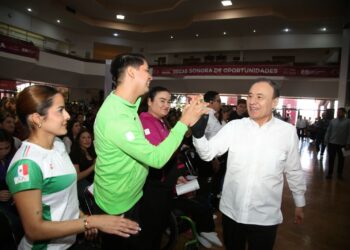 Gobernador Durazo beneficia a más de 600 jóvenes con estímulos académicos y deportivos