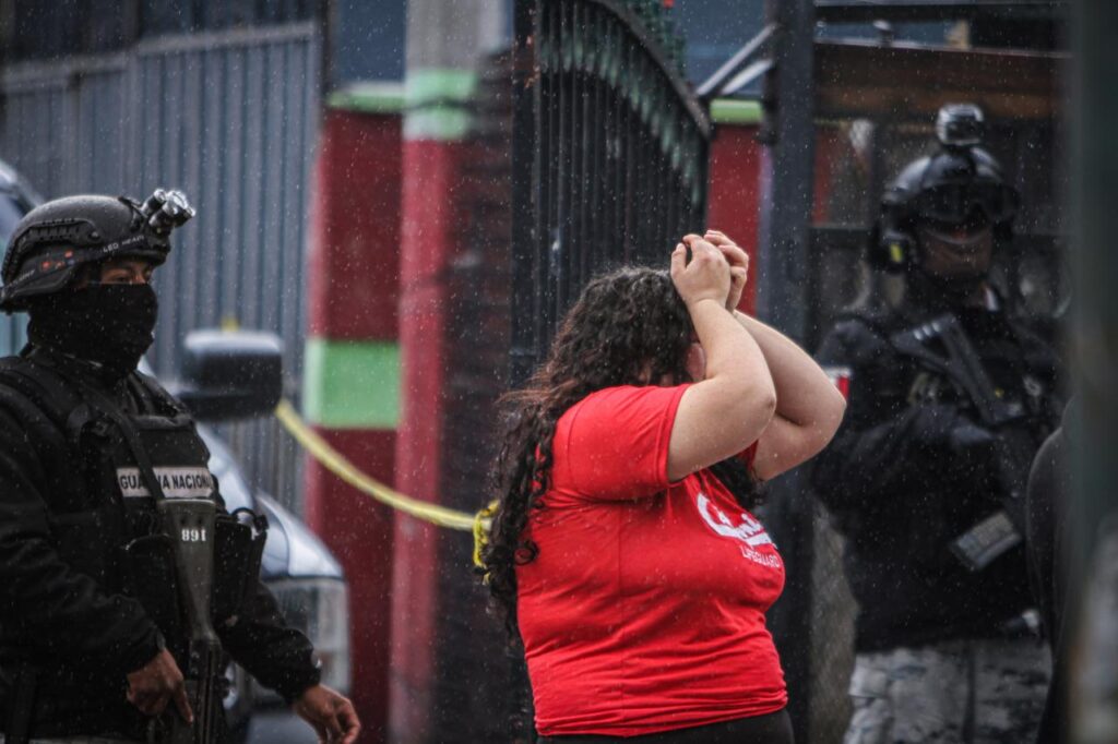 Acribillan a un hombre en la caseta de entrada de su privada