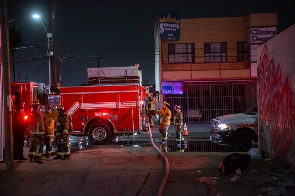 Incendio consume tres casas en Zona Centro y deja una mascota calcinada