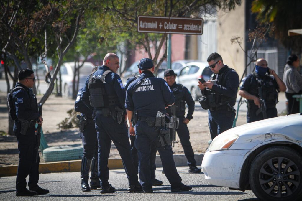 Sujeto con auto robado desata persecución y es detenido