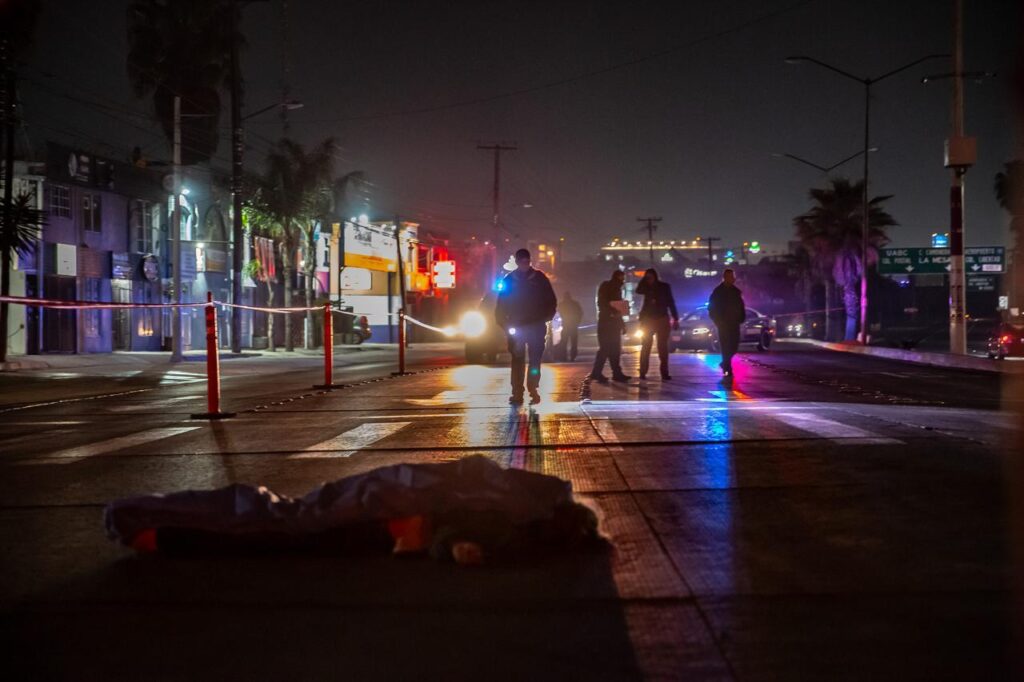 Hombre cruza la calle y muere atropellado por una camioneta; responsable huye