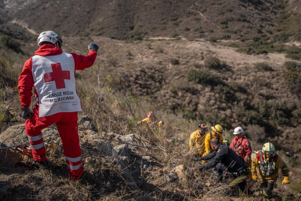 Bomberos rescatan a mujer tras volcar en barranco; llevaba 2 días atrapada