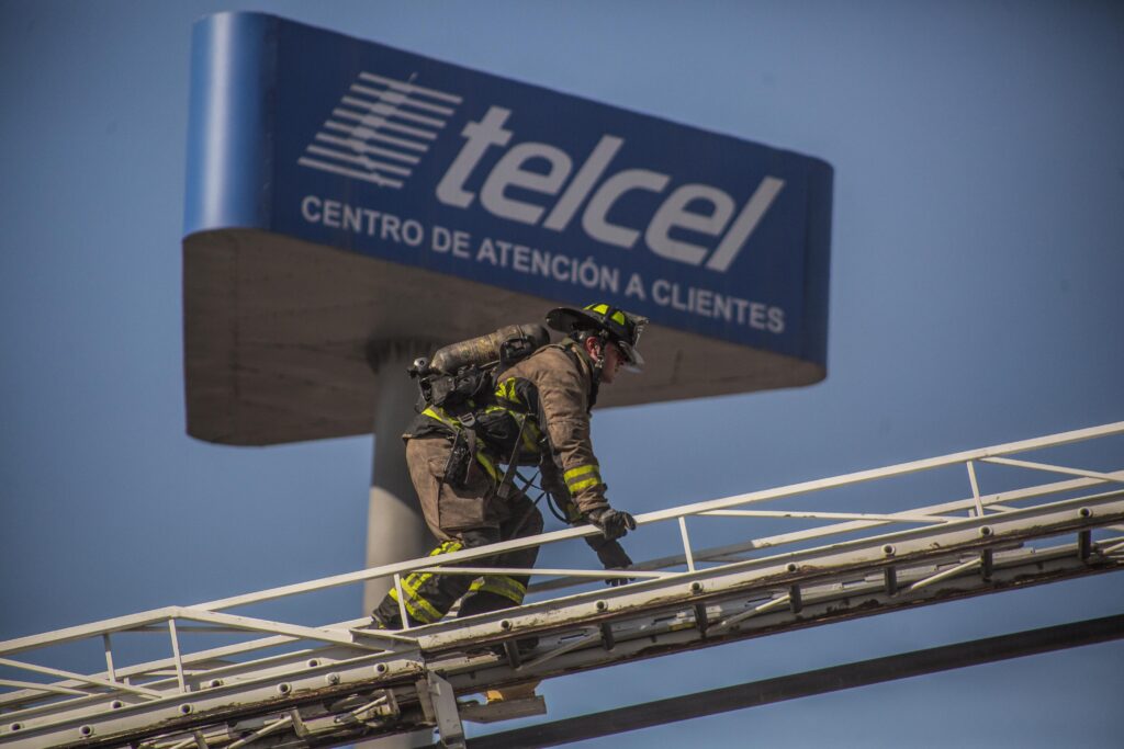 Incendio en tienda de Telcel de Macroplaza deja daños parciales en el taller