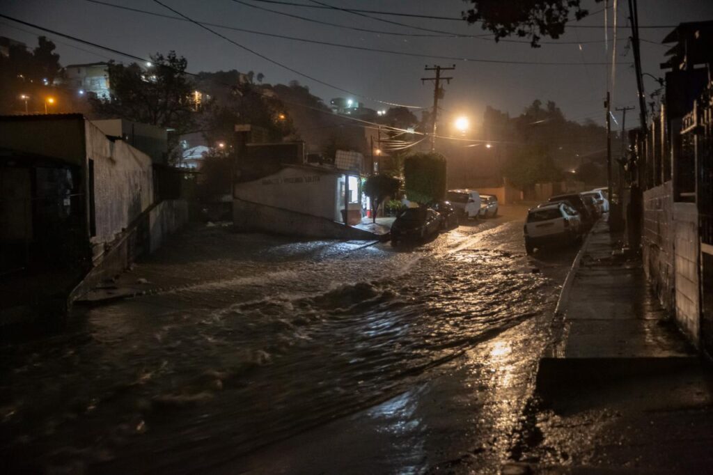 Corriente de agua arrastra a un vehículo de UBER