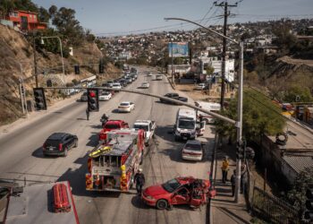 Conductor pierde el control por roca lanzada al parabrisas y choca con un cavalier