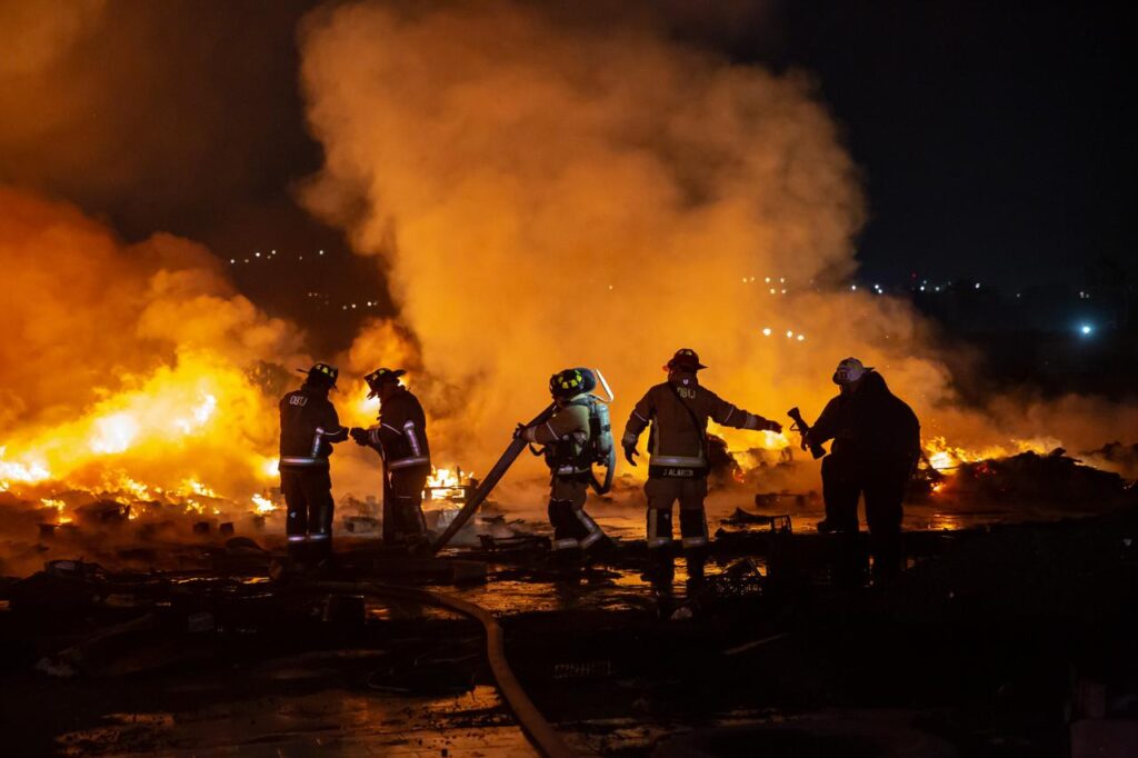 Bomberos de Tijuana sofocan incendio en lote baldío sobre el bulevar Insurgentes