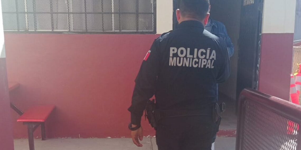 Maestra descubre a niño maquillado para ocultar golpes en el rostro