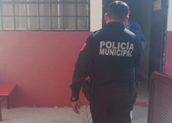 Maestra descubre a niño maquillado para ocultar golpes en el rostro