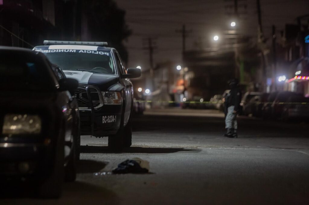 Balean a hombre mientras arreglaba un auto