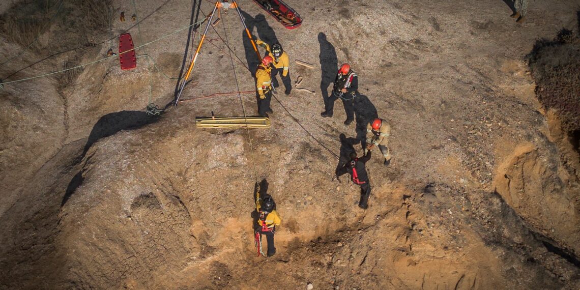 Bomberos rescatan de acantilado a 4 hombres que colisionaron en una embarcación