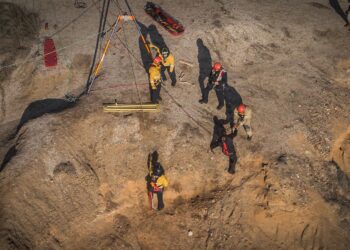 Bomberos rescatan de acantilado a 4 hombres que colisionaron en una embarcación