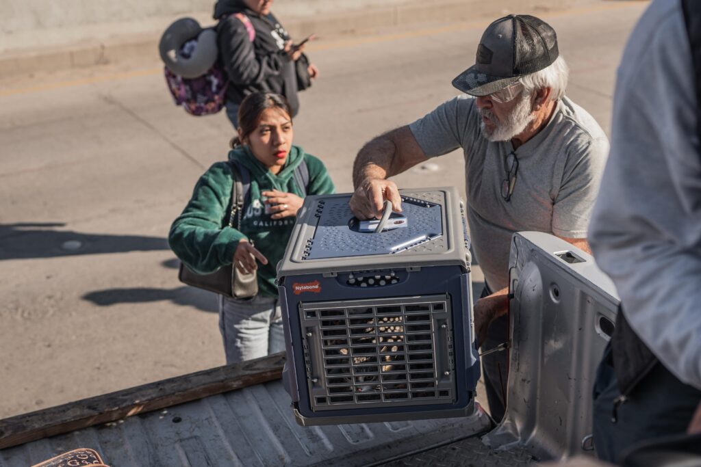 Usuarios del Aeropuerto de Tijuana caminan kilómetros por bloqueo del Maclovio Rojas