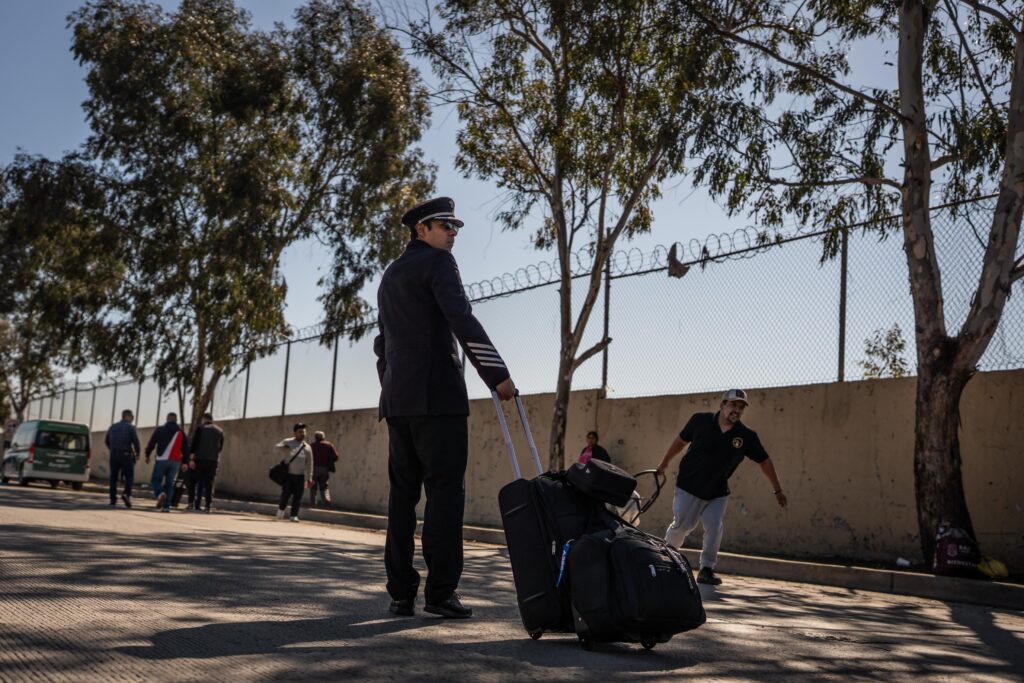 Usuarios del Aeropuerto de Tijuana caminan kilómetros por bloqueo del Maclovio Rojas