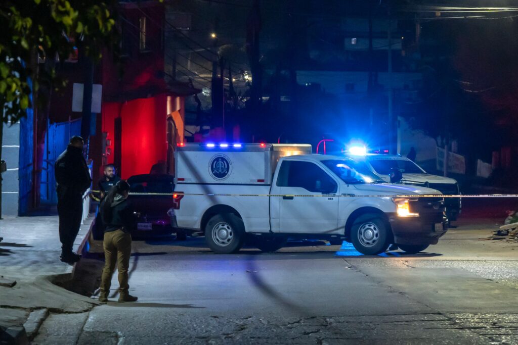 Hallan cadáver femenino envuelto en una cobija