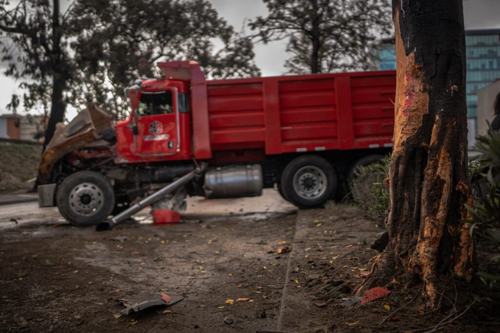 Camioneta y camión de carga chocan en la Vía Rápida Poniente