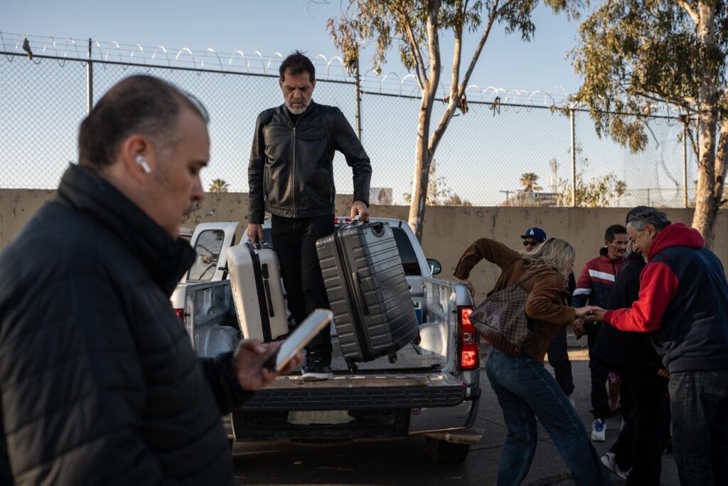 Usuarios del Aeropuerto de Tijuana caminan kilómetros por bloqueo del Maclovio Rojas