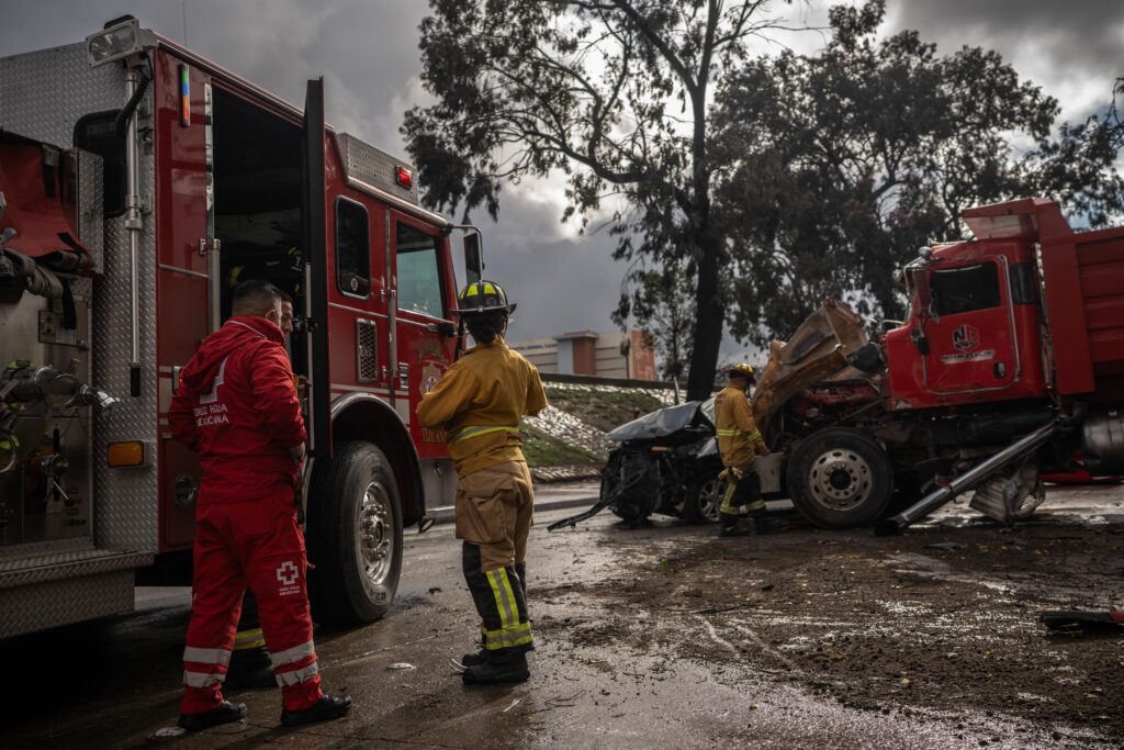 Camioneta y camión de carga chocan en la Vía Rápida Poniente