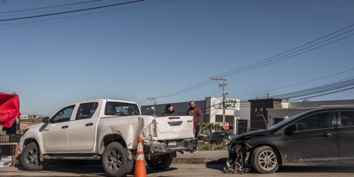 Joven menor de edad choca dos carros, mientras jugaba a “las carreras” y huye