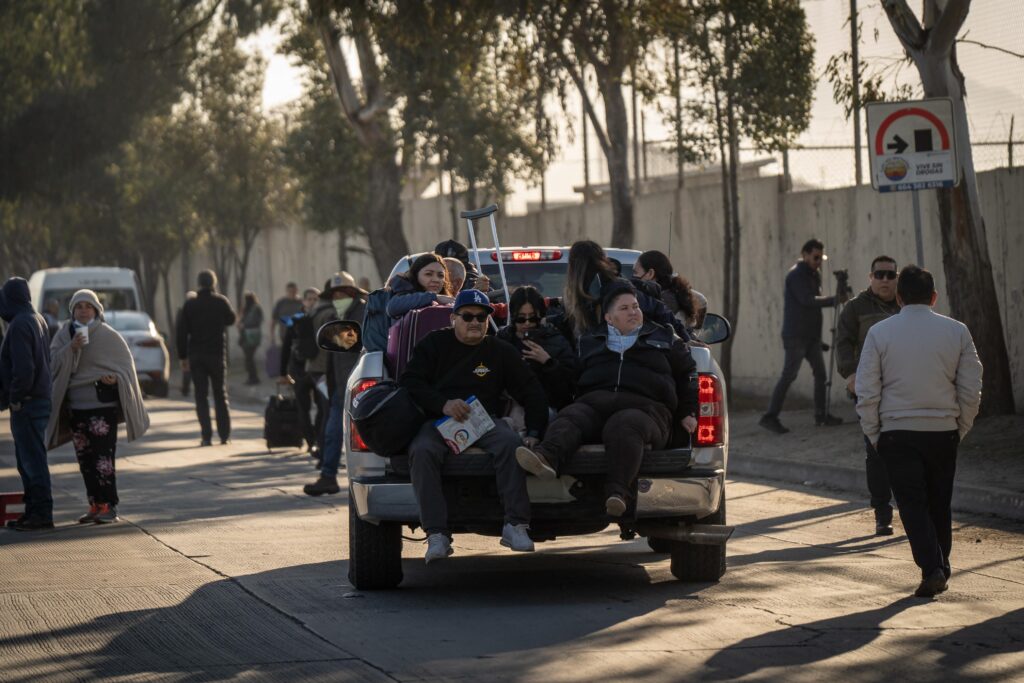 Usuarios del Aeropuerto de Tijuana caminan kilómetros por bloqueo del Maclovio Rojas