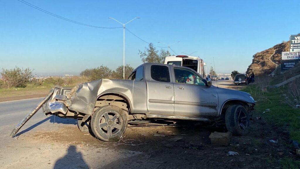 Pick up vuelca sobre el bulevar 2000