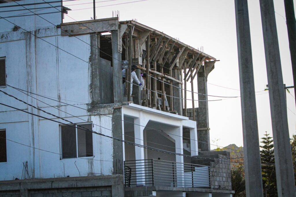 Joven muere electrocutado en vivienda en construcción