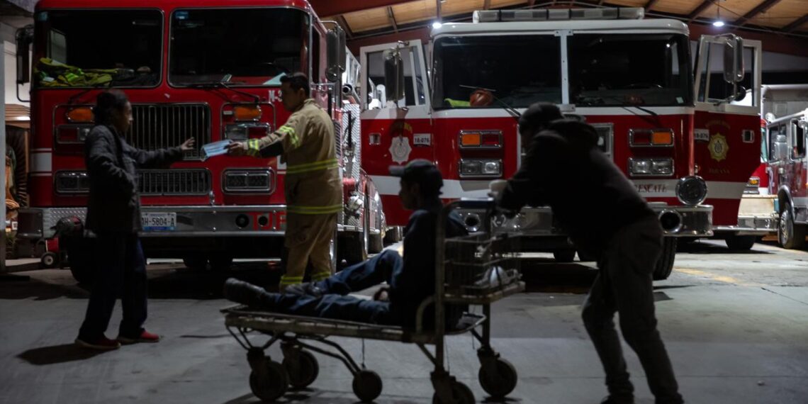 Hombre con dificultades respiratorias es llevado a bomberos