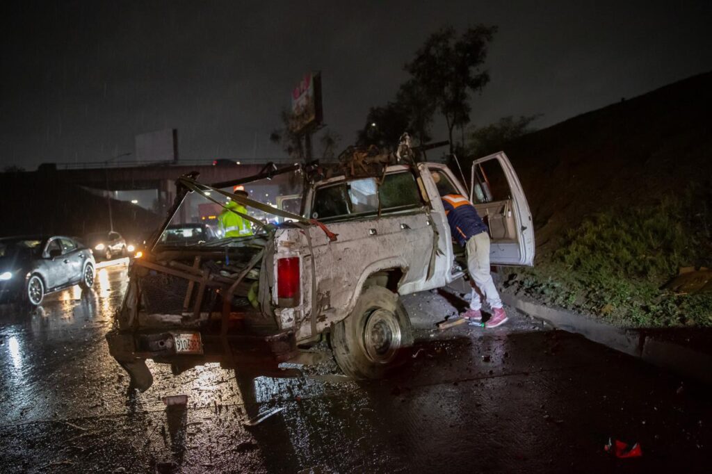 Vuelca pick up en la Via Rápida Poniente