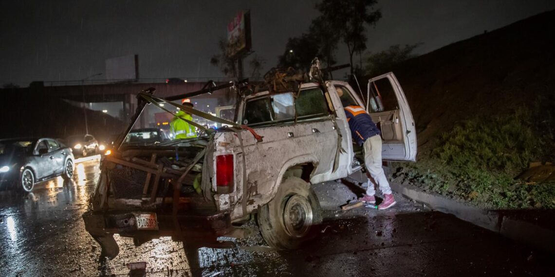 Vuelca pick up en la Via Rápida Poniente